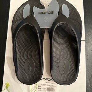 OOFOS W8 / M6 , new with all tags, recovery shoes, super comfy